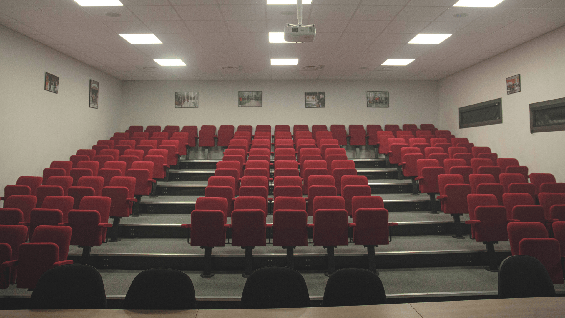 Un-amphitheatre-a-disposition-100-places